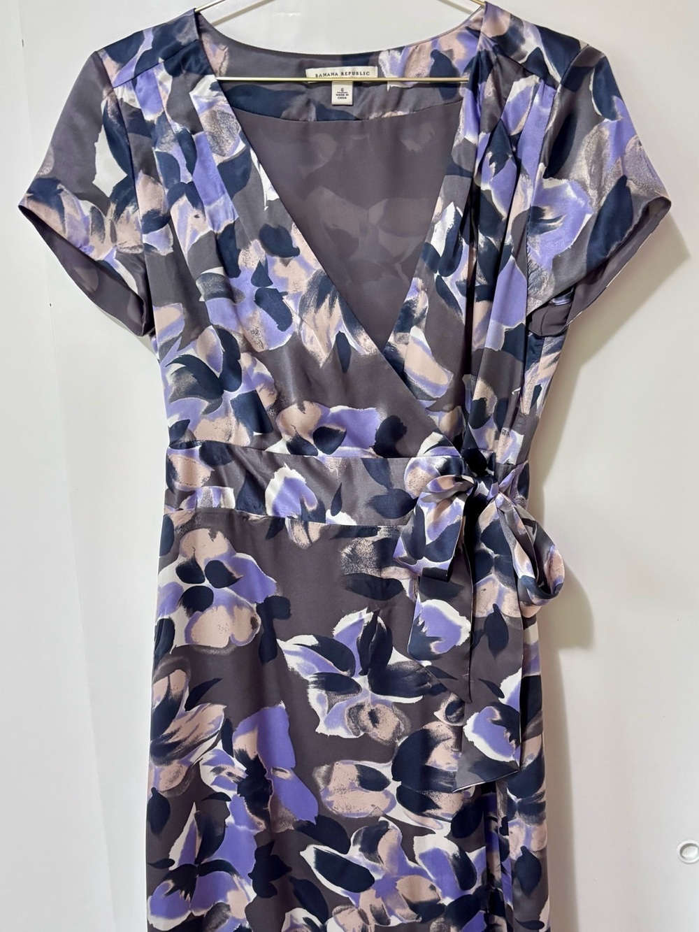Banana Republic| 100% Silk Grey & Purple Floral Wrap Lightweight Midi Dress Sz 6